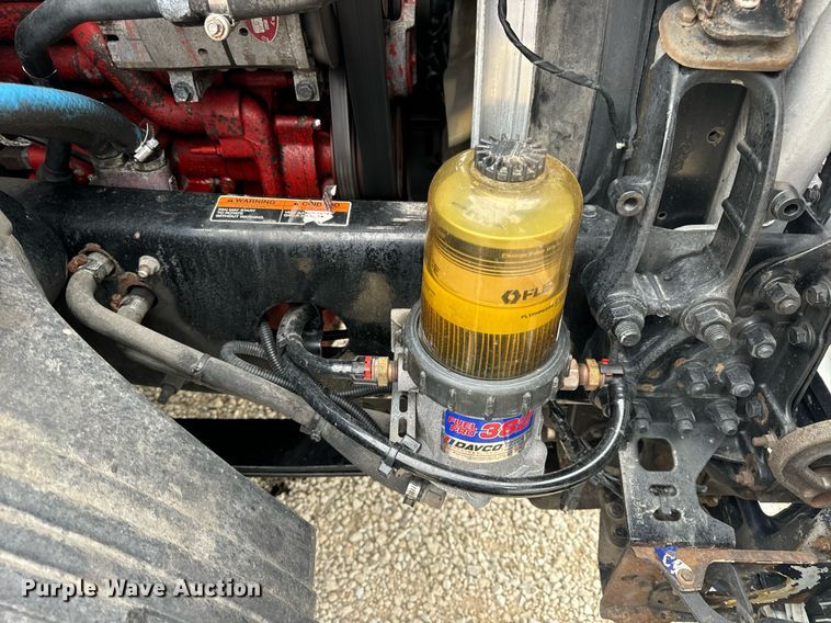 image for item EN5220 2013 Volvo VNL semi truck