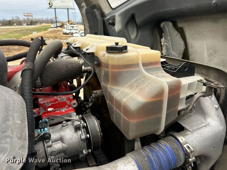 image for item EN5220 2013 Volvo VNL semi truck