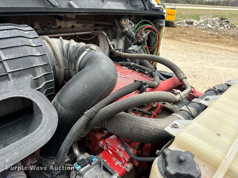 image for item EN5220 2013 Volvo VNL semi truck