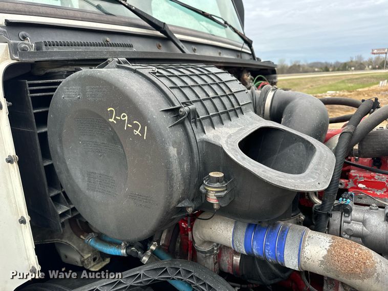 image for item EN5220 2013 Volvo VNL semi truck