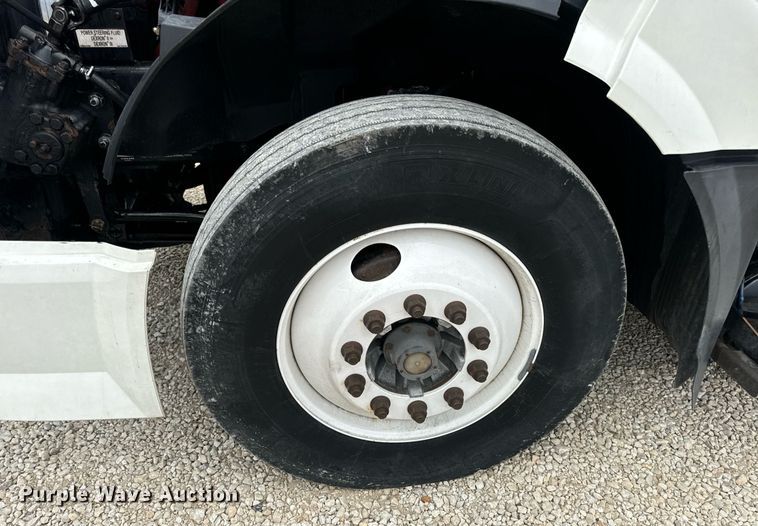 image for item EN5220 2013 Volvo VNL semi truck