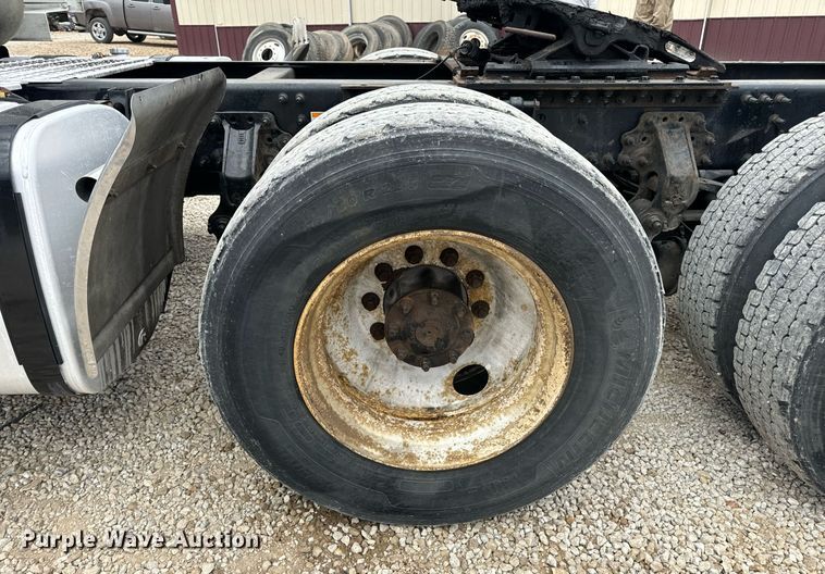 image for item EN5220 2013 Volvo VNL semi truck