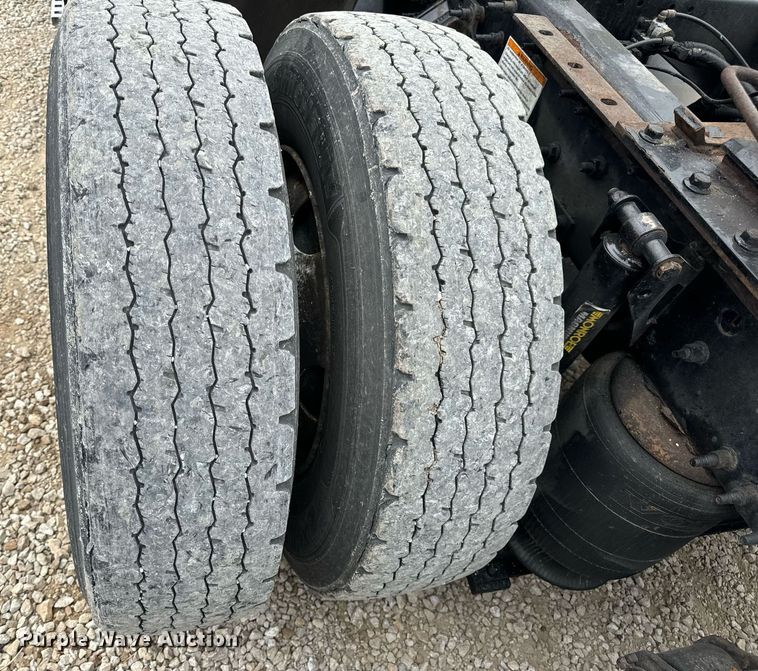 image for item EN5220 2013 Volvo VNL semi truck