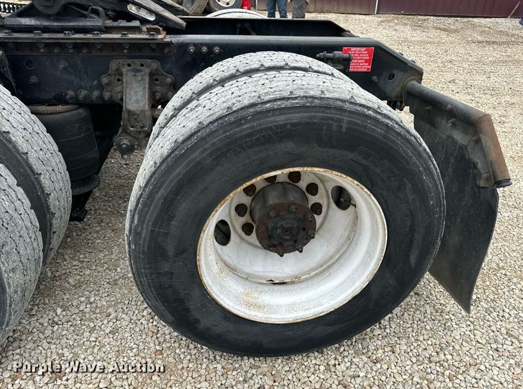 image for item EN5220 2013 Volvo VNL semi truck