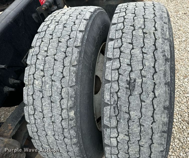 image for item EN5220 2013 Volvo VNL semi truck