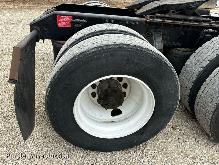 image for item EN5220 2013 Volvo VNL semi truck