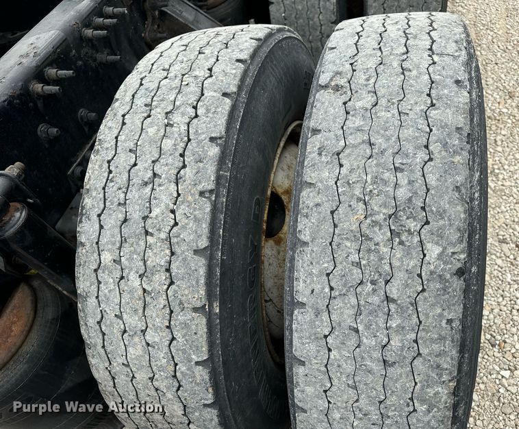 image for item EN5220 2013 Volvo VNL semi truck