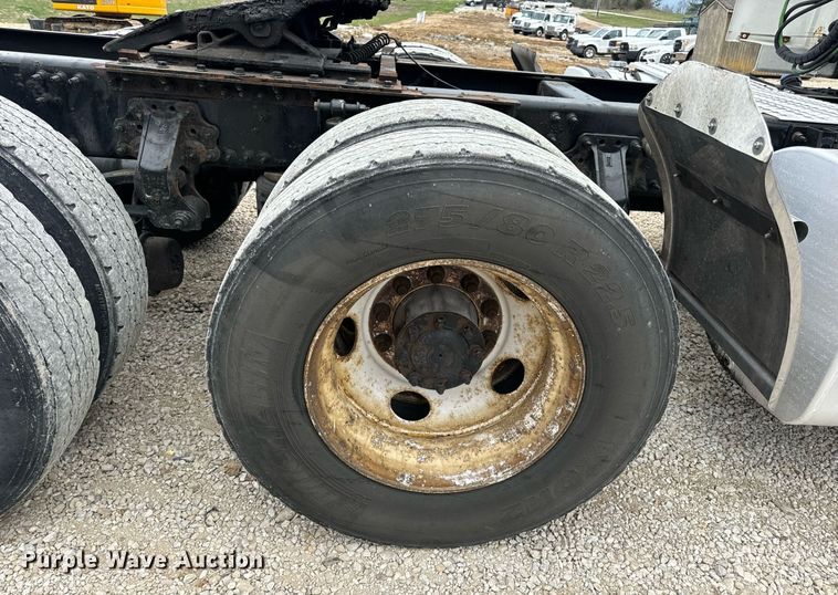 image for item EN5220 2013 Volvo VNL semi truck