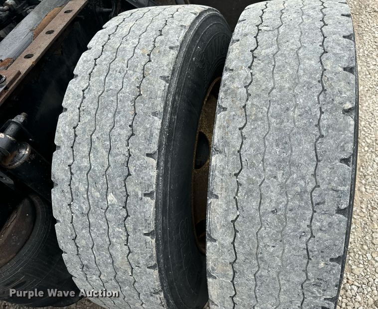 image for item EN5220 2013 Volvo VNL semi truck