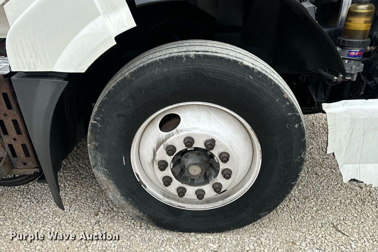 image for item EN5220 2013 Volvo VNL semi truck