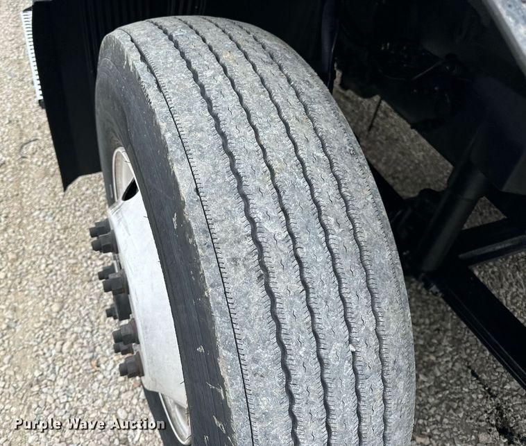 image for item EN5220 2013 Volvo VNL semi truck