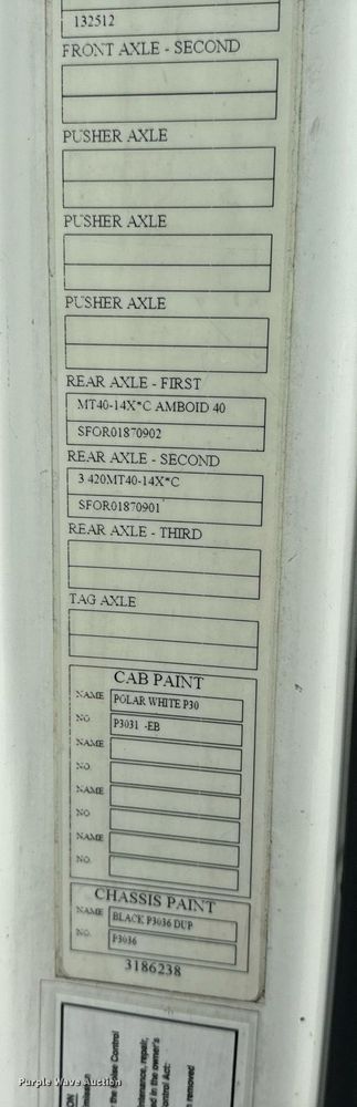 image for item EN5220 2013 Volvo VNL semi truck