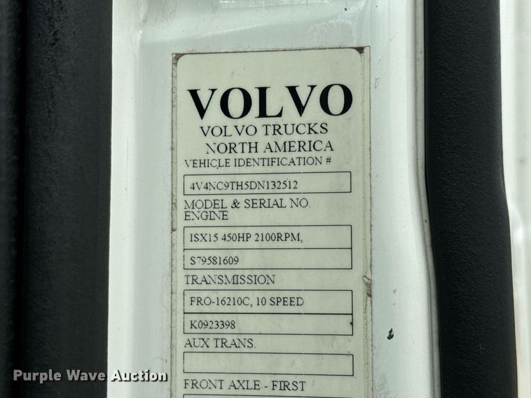image for item EN5220 2013 Volvo VNL semi truck