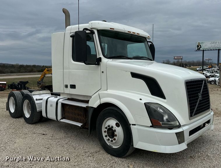 image for item EN5221 2013 Volvo VNL semi truck