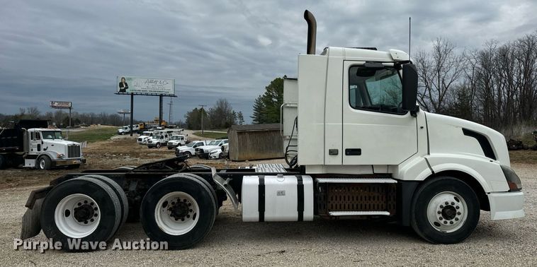 image for item EN5221 2013 Volvo VNL semi truck