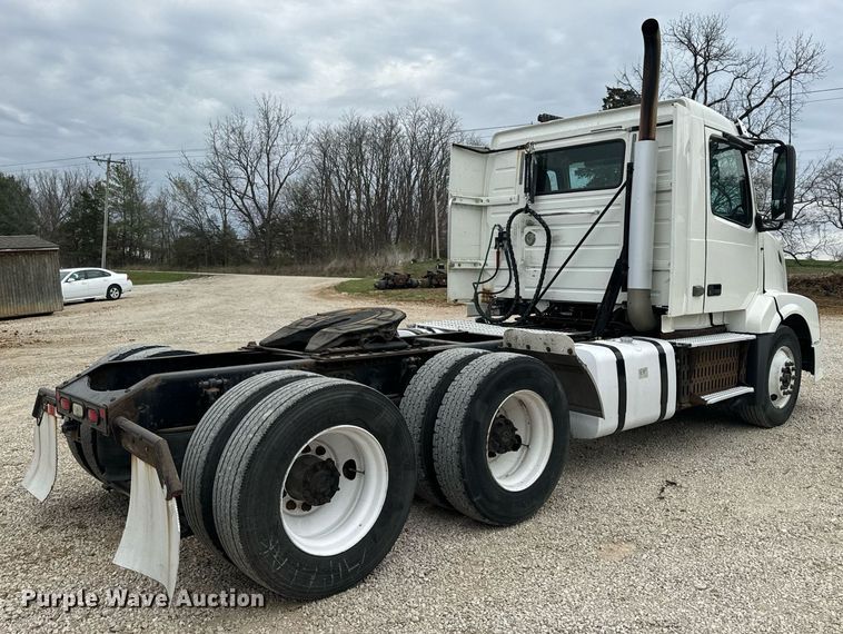 image for item EN5221 2013 Volvo VNL semi truck