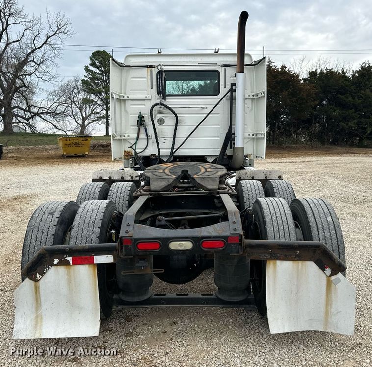 image for item EN5221 2013 Volvo VNL semi truck