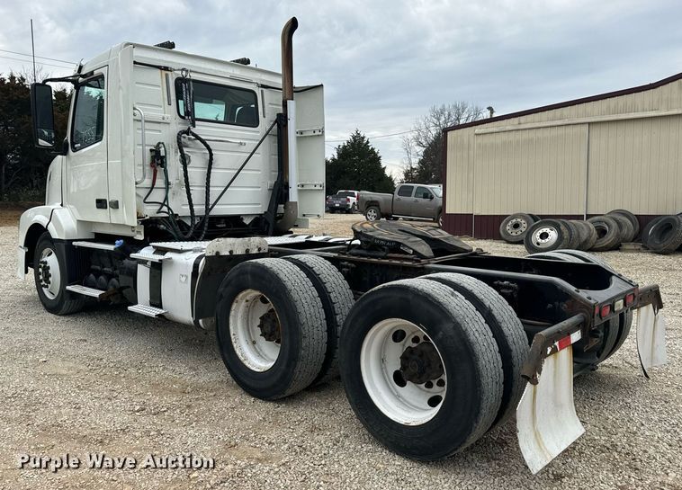 image for item EN5221 2013 Volvo VNL semi truck
