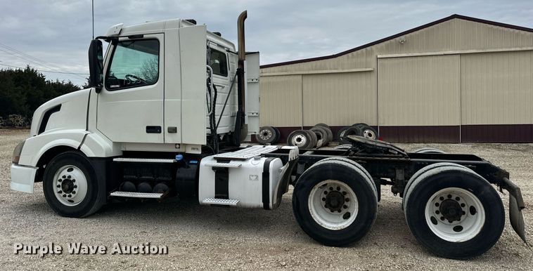 image for item EN5221 2013 Volvo VNL semi truck