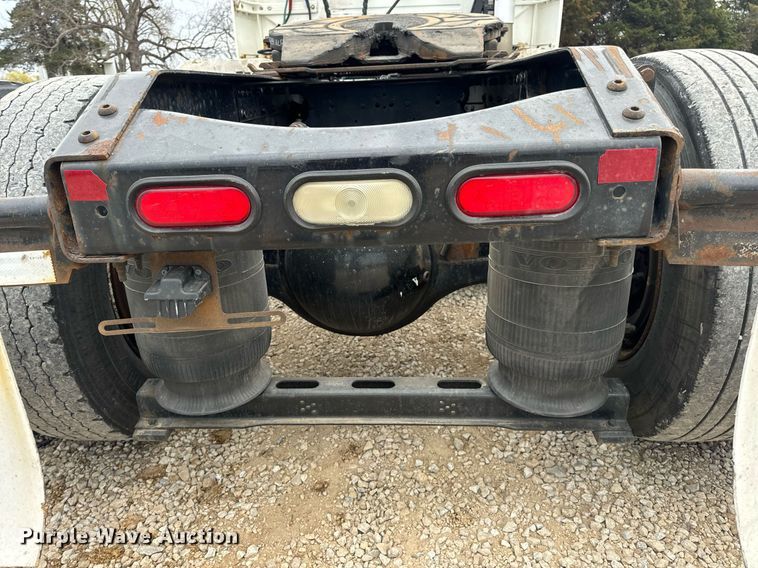 image for item EN5221 2013 Volvo VNL semi truck