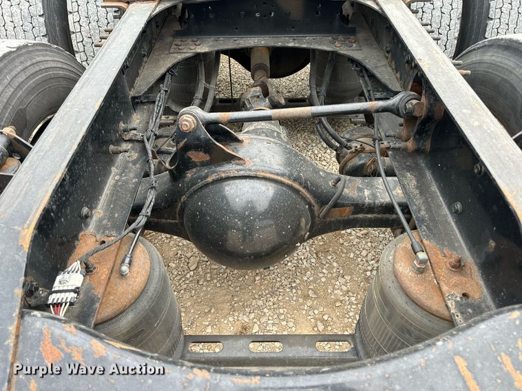 image for item EN5221 2013 Volvo VNL semi truck