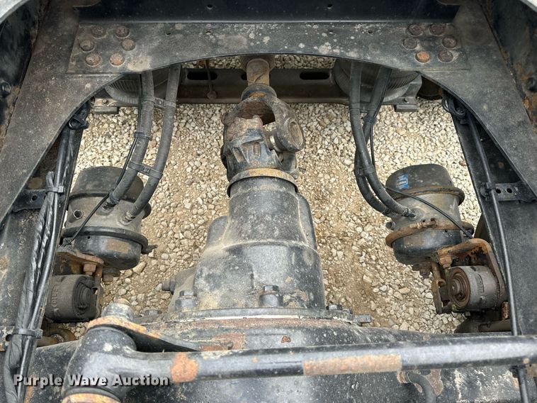 image for item EN5221 2013 Volvo VNL semi truck