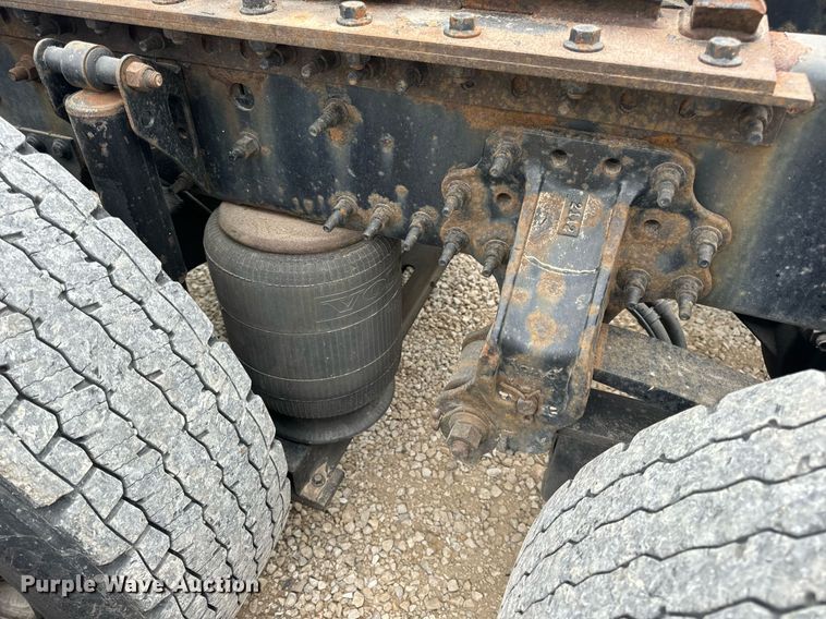 image for item EN5221 2013 Volvo VNL semi truck