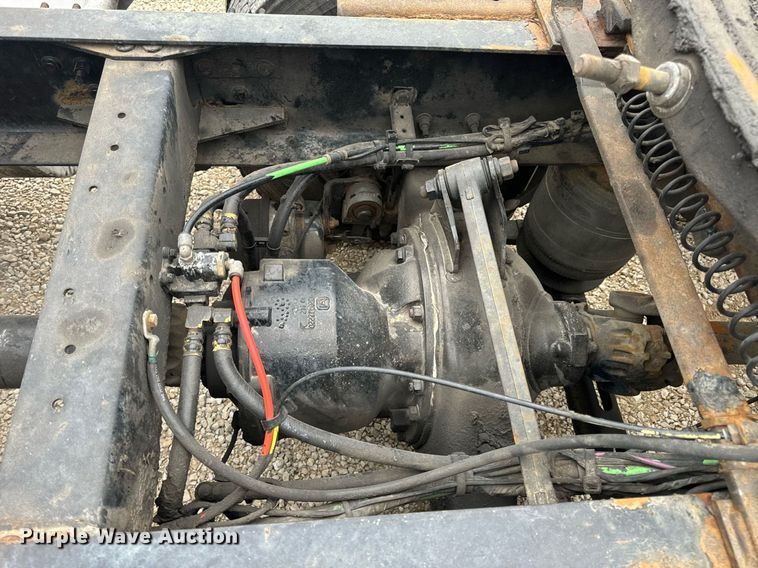 image for item EN5221 2013 Volvo VNL semi truck