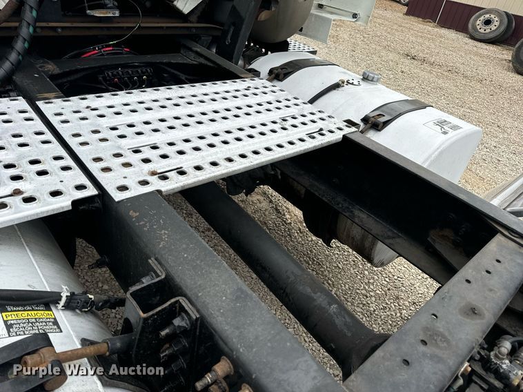 image for item EN5221 2013 Volvo VNL semi truck