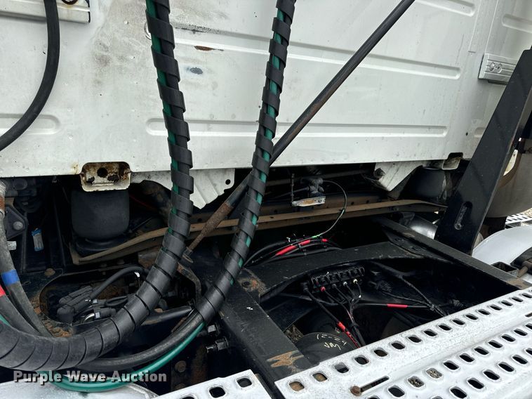 image for item EN5221 2013 Volvo VNL semi truck