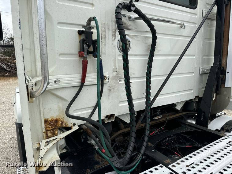 image for item EN5221 2013 Volvo VNL semi truck