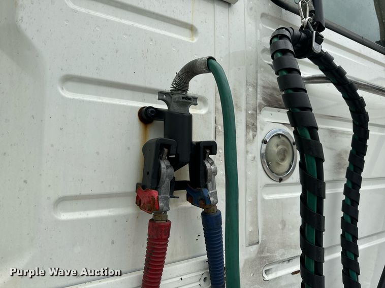 image for item EN5221 2013 Volvo VNL semi truck