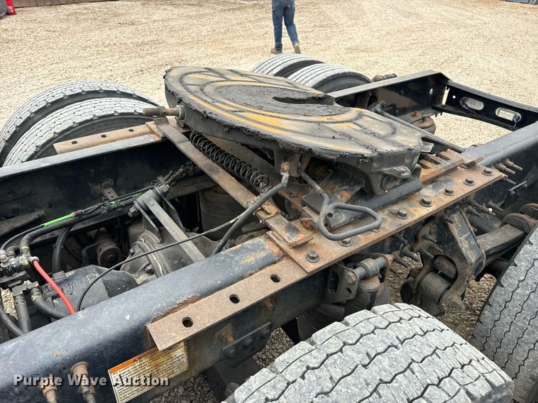 image for item EN5221 2013 Volvo VNL semi truck