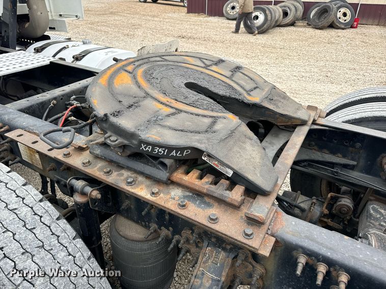 image for item EN5221 2013 Volvo VNL semi truck