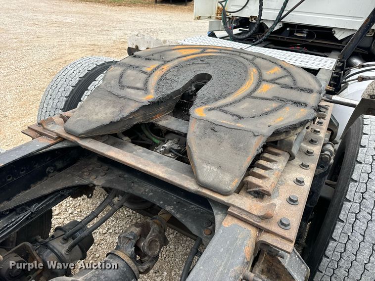 image for item EN5221 2013 Volvo VNL semi truck