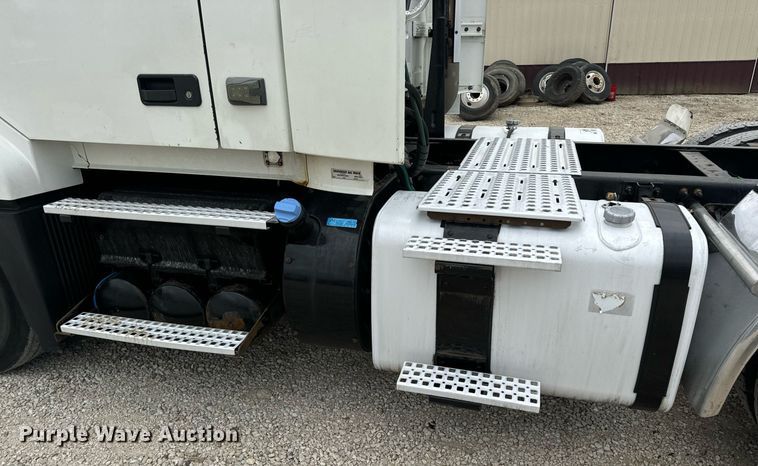 image for item EN5221 2013 Volvo VNL semi truck