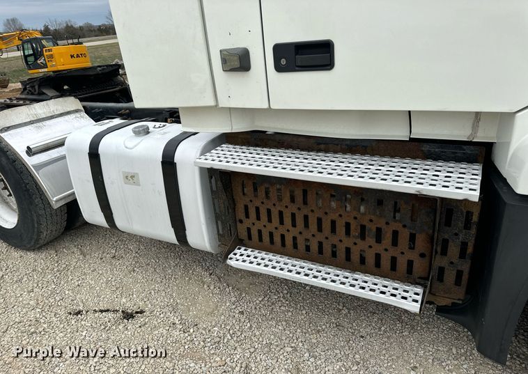 image for item EN5221 2013 Volvo VNL semi truck