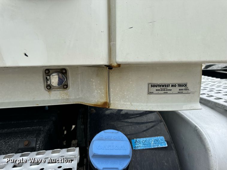 image for item EN5221 2013 Volvo VNL semi truck