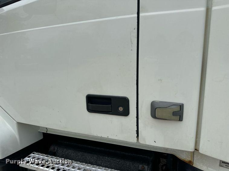 image for item EN5221 2013 Volvo VNL semi truck