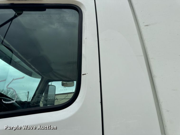 image for item EN5221 2013 Volvo VNL semi truck
