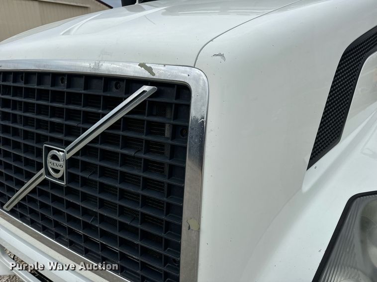 image for item EN5221 2013 Volvo VNL semi truck