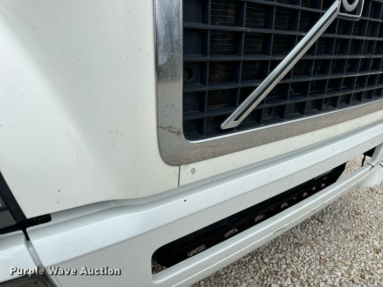 image for item EN5221 2013 Volvo VNL semi truck