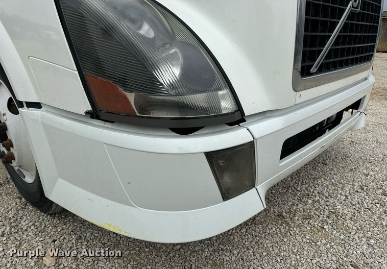 image for item EN5221 2013 Volvo VNL semi truck