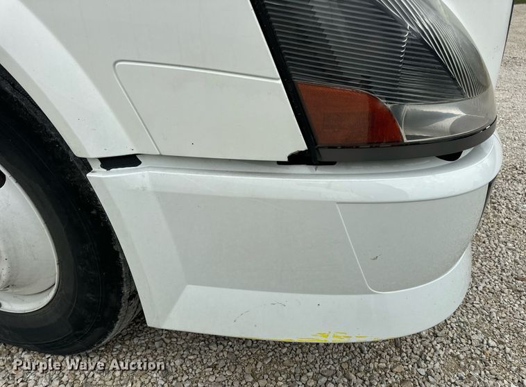 image for item EN5221 2013 Volvo VNL semi truck