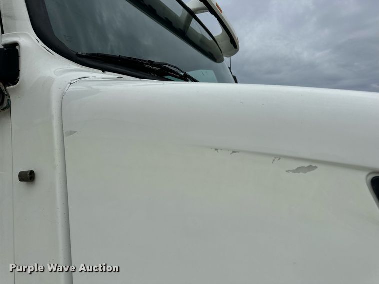 image for item EN5221 2013 Volvo VNL semi truck