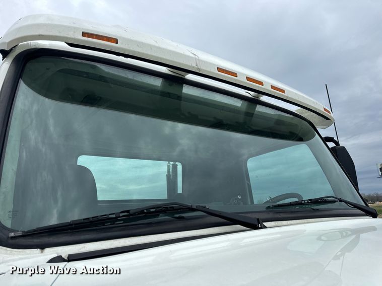 image for item EN5221 2013 Volvo VNL semi truck