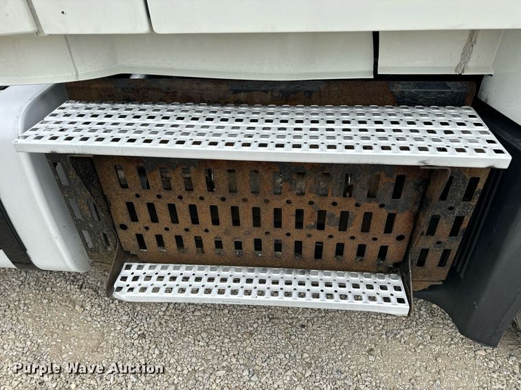 image for item EN5221 2013 Volvo VNL semi truck