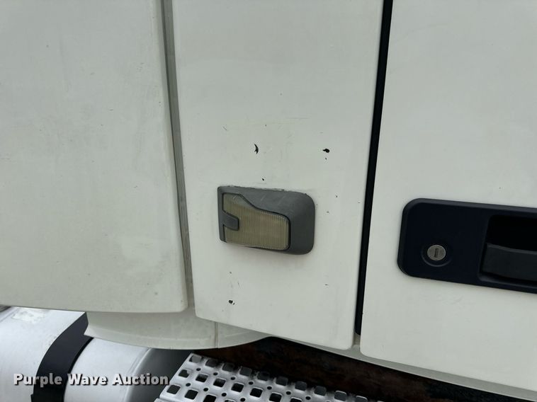 image for item EN5221 2013 Volvo VNL semi truck