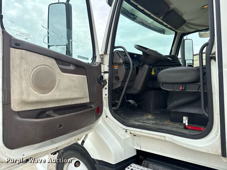 image for item EN5221 2013 Volvo VNL semi truck