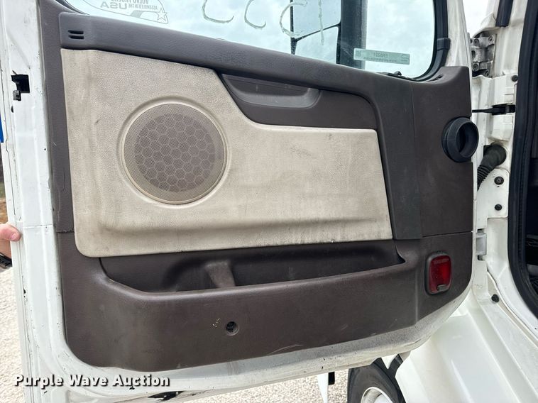 image for item EN5221 2013 Volvo VNL semi truck